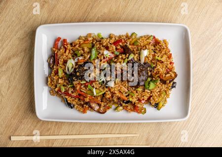 Köstliche und farbenfrohe Servierplatte mit gebratenem Reis und gemischtem Gemüse, bereit zum Genießen Stockfoto