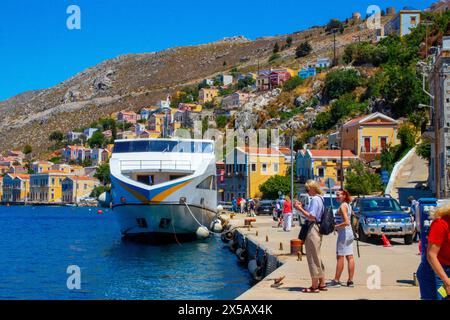 SYMI, Griechenland - 03. Juni 2021 das Schiff liegt im Hafen von Symi, gehört zur Flotte der Sebeco Lines und fährt zurück zur Insel Rhodos. IT-Angebot Stockfoto