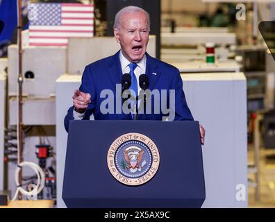 Sturtevant, Usa. Mai 2024. Präsident Joe Biden spricht am Mittwoch, den 8. Mai 2024, am Gateway Technical College in Sturtevant, Wisconsin. Biden kündigte an, dass Microsoft 3,3 Milliarden US-Dollar in die Errichtung eines Zentrums für künstliche Intelligenz im nahe gelegenen Racine, Wisconsin, investieren will. Foto: Tannen Maury/UPI Credit: UPI/Alamy Live News Stockfoto