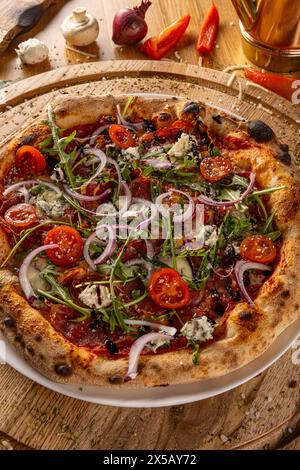 Italienische Gourmet-Pizza auf Holzbrett, Nahaufnahme Stockfoto