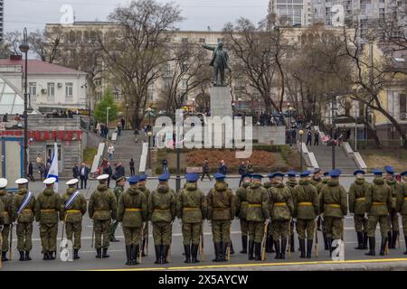 Die russischen Soldaten vor der Wladimir Lenin-Statue als Vorbereitung auf den Besuch des nordkoreanischen Führers Kim Jong UN in Wladiwostok, Russland. Stockfoto