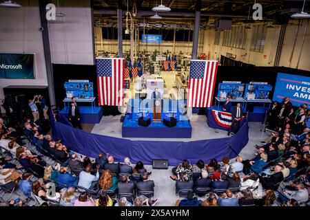 Sturtevant, Usa. Mai 2024. Präsident Joe Biden spricht am Mittwoch, den 8. Mai 2024, am Gateway Technical College in Sturtevant, Wisconsin. Biden kündigte an, dass Microsoft 3,3 Milliarden US-Dollar in die Errichtung eines Zentrums für künstliche Intelligenz im nahe gelegenen Racine, Wisconsin, investieren will. Foto: Tannen Maury/UPI Credit: UPI/Alamy Live News Stockfoto