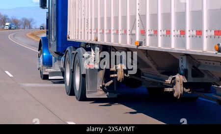 MINNESOTA - 4. März 2020: Sattelzugwagen und Anhänger fahren an einem sonnigen Tag auf einem amerikanischen Freeway, von der Windschutzscheibe eines vorbeifahrenden Autos aus gesehen. Stockfoto