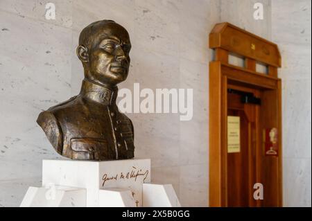 Milan Rastislav Štefánik (1880–1919). Eine Statue im Nationalrat der Slowakischen Republik in Bratislava, Slowakei. Stockfoto