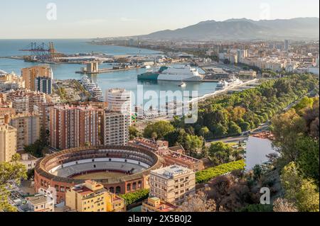 Aus der Vogelperspektive auf das Zentrum und den Hafen von Malaga, Spanien Stockfoto