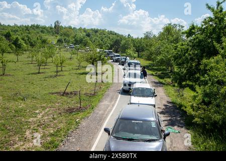 Budgam, Indien. Mai 2024. Anhänger der Demokratischen Partei der Völker von Jammu und Kaschmir (PDP) nehmen an einer Roadshow während einer Wahlkampfkundgebung ihres Kandidaten Waheed Rehman Para vor der vierten Wahlphase der indischen Parlamentswahlen im Distrikt Budgam südwestlich von Srinagar Teil. Die Parlamentswahlen 2024 in Lok Sabha (Unterhaus des Parlaments) sind die ersten großen Wahlen in Jammu und Kaschmir, seit Neu-Delhi 2019 Artikel 370, den halbautonomen Sonderstatus der Region, widerrief. Quelle: SOPA Images Limited/Alamy Live News Stockfoto