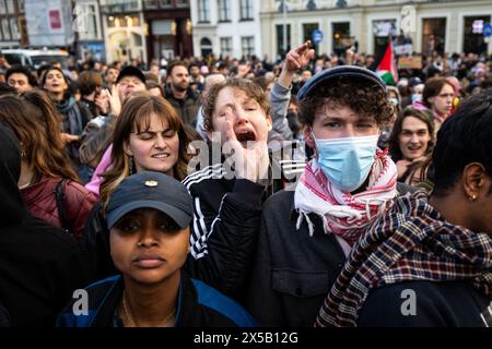 AMSTERDAM - Unterstützung der Demonstranten auf dem Rokin. Am Morgen sind die von Demonstranten auf dem Binnengasthuis-Gelände der Universität Amsterdam (UVA) errichteten Barrikaden noch sichtbar. Die Eingänge zum Standort sind von mehreren Seiten blockiert, unter anderem mit Paletten und Fahrradständern. ANP RAMON VAN FLYMEN niederlande aus - belgien aus Stockfoto