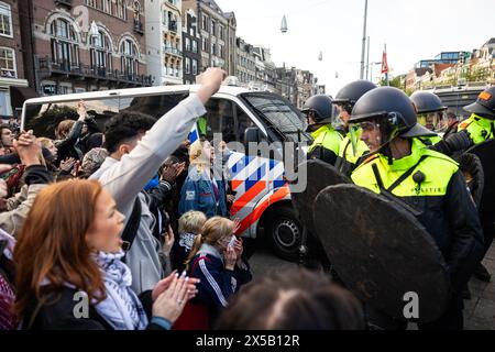 AMSTERDAM - Polizeibeamte versuchen, die Demonstranten auf dem Rokin zu stoppen. Am Morgen sind die von Demonstranten auf dem Binnengasthuis-Gelände der Universität Amsterdam (UVA) errichteten Barrikaden noch sichtbar. Die Eingänge zum Standort sind von mehreren Seiten blockiert, unter anderem mit Paletten und Fahrradständern. ANP RAMON VAN FLYMEN niederlande aus - belgien aus Stockfoto