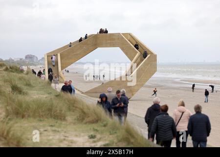 Frankreich. Mai 2024. © PHOTOPQR/VOIX DU NORD/Marc Demeure; 08/05/2024; La Panne (B) le 08/05/2024. Westerpunt, escalier geometrique qui forme une boucle a 6 metres de haut offrant un poin tde vue sur la Reserve naturelle du Westhoek entre Bray Dunes et La Panne. Foto MARC DEMEURE/La Voix du Nord. La Panne (B) am 05.08.2024. Nordfrankreich. Westerpunt, geometrische Treppe, die eine 6 Meter hohe Schleife bildet und einen Aussichtspunkt über das Naturreservat Westhoek zwischen Bray Dunes und La Panne bietet. *** Lokaler Titel *** Credit: MAXPPP/Alamy Live News Stockfoto