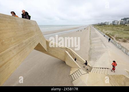 Frankreich. Mai 2024. © PHOTOPQR/VOIX DU NORD/Marc Demeure; 08/05/2024; La Panne (B) le 08/05/2024. Westerpunt, escalier geometrique qui forme une boucle a 6 metres de haut offrant un poin tde vue sur la Reserve naturelle du Westhoek entre Bray Dunes et La Panne. Foto MARC DEMEURE/La Voix du Nord. La Panne (B) am 05.08.2024. Nordfrankreich. Westerpunt, geometrische Treppe, die eine 6 Meter hohe Schleife bildet und einen Aussichtspunkt über das Naturreservat Westhoek zwischen Bray Dunes und La Panne bietet. *** Lokaler Titel *** Credit: MAXPPP/Alamy Live News Stockfoto