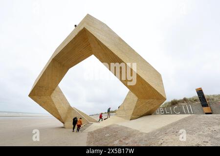 Frankreich. Mai 2024. © PHOTOPQR/VOIX DU NORD/Marc Demeure; 08/05/2024; La Panne (B) le 08/05/2024. Westerpunt, escalier geometrique qui forme une boucle a 6 metres de haut offrant un poin tde vue sur la Reserve naturelle du Westhoek entre Bray Dunes et La Panne. Foto MARC DEMEURE/La Voix du Nord. La Panne (B) am 05.08.2024. Nordfrankreich. Westerpunt, geometrische Treppe, die eine 6 Meter hohe Schleife bildet und einen Aussichtspunkt über das Naturreservat Westhoek zwischen Bray Dunes und La Panne bietet. *** Lokaler Titel *** Credit: MAXPPP/Alamy Live News Stockfoto