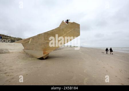 Frankreich. Mai 2024. © PHOTOPQR/VOIX DU NORD/Marc Demeure; 08/05/2024; La Panne (B) le 08/05/2024. Westerpunt, escalier geometrique qui forme une boucle a 6 metres de haut offrant un poin tde vue sur la Reserve naturelle du Westhoek entre Bray Dunes et La Panne. Foto MARC DEMEURE/La Voix du Nord. La Panne (B) am 05.08.2024. Nordfrankreich. Westerpunt, geometrische Treppe, die eine 6 Meter hohe Schleife bildet und einen Aussichtspunkt über das Naturreservat Westhoek zwischen Bray Dunes und La Panne bietet. *** Lokaler Titel *** Credit: MAXPPP/Alamy Live News Stockfoto