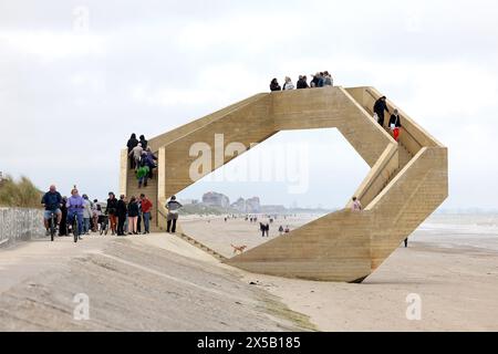 Frankreich. Mai 2024. © PHOTOPQR/VOIX DU NORD/Marc Demeure; 08/05/2024; La Panne (B) le 08/05/2024. Westerpunt, escalier geometrique qui forme une boucle a 6 metres de haut offrant un poin tde vue sur la Reserve naturelle du Westhoek entre Bray Dunes et La Panne. Foto MARC DEMEURE/La Voix du Nord. La Panne (B) am 05.08.2024. Nordfrankreich. Westerpunt, geometrische Treppe, die eine 6 Meter hohe Schleife bildet und einen Aussichtspunkt über das Naturreservat Westhoek zwischen Bray Dunes und La Panne bietet. *** Lokaler Titel *** Credit: MAXPPP/Alamy Live News Stockfoto