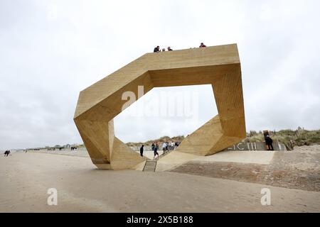 Frankreich. Mai 2024. © PHOTOPQR/VOIX DU NORD/Marc Demeure; 08/05/2024; La Panne (B) le 08/05/2024. Westerpunt, escalier geometrique qui forme une boucle a 6 metres de haut offrant un poin tde vue sur la Reserve naturelle du Westhoek entre Bray Dunes et La Panne. Foto MARC DEMEURE/La Voix du Nord. La Panne (B) am 05.08.2024. Nordfrankreich. Westerpunt, geometrische Treppe, die eine 6 Meter hohe Schleife bildet und einen Aussichtspunkt über das Naturreservat Westhoek zwischen Bray Dunes und La Panne bietet. *** Lokaler Titel *** Credit: MAXPPP/Alamy Live News Stockfoto