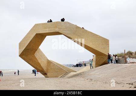 Frankreich. Mai 2024. © PHOTOPQR/VOIX DU NORD/Marc Demeure; 08/05/2024; La Panne (B) le 08/05/2024. Westerpunt, escalier geometrique qui forme une boucle a 6 metres de haut offrant un poin tde vue sur la Reserve naturelle du Westhoek entre Bray Dunes et La Panne. Foto MARC DEMEURE/La Voix du Nord. La Panne (B) am 05.08.2024. Nordfrankreich. Westerpunt, geometrische Treppe, die eine 6 Meter hohe Schleife bildet und einen Aussichtspunkt über das Naturreservat Westhoek zwischen Bray Dunes und La Panne bietet. *** Lokaler Titel *** Credit: MAXPPP/Alamy Live News Stockfoto