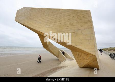 Frankreich. Mai 2024. © PHOTOPQR/VOIX DU NORD/Marc Demeure; 08/05/2024; La Panne (B) le 08/05/2024. Westerpunt, escalier geometrique qui forme une boucle a 6 metres de haut offrant un poin tde vue sur la Reserve naturelle du Westhoek entre Bray Dunes et La Panne. Foto MARC DEMEURE/La Voix du Nord. La Panne (B) am 05.08.2024. Nordfrankreich. Westerpunt, geometrische Treppe, die eine 6 Meter hohe Schleife bildet und einen Aussichtspunkt über das Naturreservat Westhoek zwischen Bray Dunes und La Panne bietet. *** Lokaler Titel *** Credit: MAXPPP/Alamy Live News Stockfoto