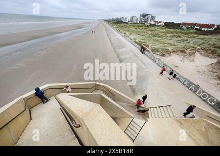 Frankreich. Mai 2024. © PHOTOPQR/VOIX DU NORD/Marc Demeure; 08/05/2024; La Panne (B) le 08/05/2024. Westerpunt, escalier geometrique qui forme une boucle a 6 metres de haut offrant un poin tde vue sur la Reserve naturelle du Westhoek entre Bray Dunes et La Panne. Foto MARC DEMEURE/La Voix du Nord. La Panne (B) am 05.08.2024. Nordfrankreich. Westerpunt, geometrische Treppe, die eine 6 Meter hohe Schleife bildet und einen Aussichtspunkt über das Naturreservat Westhoek zwischen Bray Dunes und La Panne bietet. *** Lokaler Titel *** Credit: MAXPPP/Alamy Live News Stockfoto