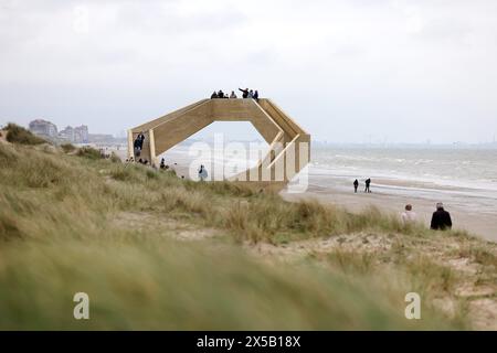 Frankreich. Mai 2024. © PHOTOPQR/VOIX DU NORD/Marc Demeure; 08/05/2024; La Panne (B) le 08/05/2024. Westerpunt, escalier geometrique qui forme une boucle a 6 metres de haut offrant un poin tde vue sur la Reserve naturelle du Westhoek entre Bray Dunes et La Panne. Foto MARC DEMEURE/La Voix du Nord. La Panne (B) am 05.08.2024. Nordfrankreich. Westerpunt, geometrische Treppe, die eine 6 Meter hohe Schleife bildet und einen Aussichtspunkt über das Naturreservat Westhoek zwischen Bray Dunes und La Panne bietet. *** Lokaler Titel *** Credit: MAXPPP/Alamy Live News Stockfoto