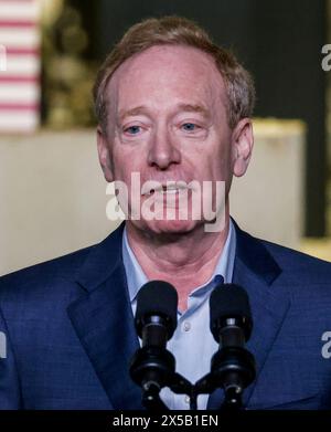 Sturtevant, Usa. Mai 2024. Microsoft-Präsident Brad Smith spricht, bevor Präsident Joe Biden die Bühne am Gateway Technical College in Sturtevant, Wisconsin, am Mittwoch, den 8. Mai 2024 übernimmt. Smith und Biden gaben bekannt, dass Microsoft 3,3 Milliarden US-Dollar in die Schaffung eines Zentrums für künstliche Intelligenz im nahe gelegenen Racine, Wisconsin, investieren will. Foto: Tannen Maury/UPI Credit: UPI/Alamy Live News Stockfoto
