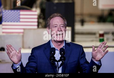 Sturtevant, Usa. Mai 2024. Microsoft-Präsident Brad Smith spricht, bevor Präsident Joe Biden die Bühne am Gateway Technical College in Sturtevant, Wisconsin, am Mittwoch, den 8. Mai 2024 übernimmt. Smith und Biden gaben bekannt, dass Microsoft 3,3 Milliarden US-Dollar in die Schaffung eines Zentrums für künstliche Intelligenz im nahe gelegenen Racine, Wisconsin, investieren will. Foto: Tannen Maury/UPI Credit: UPI/Alamy Live News Stockfoto