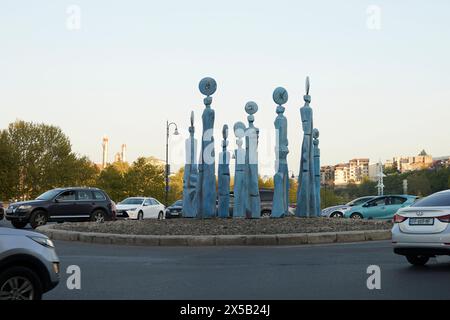 Tiflis, Georgien - 18. April 2024: Die neunstellige Uhren-Statue in der Nähe der Galaktion Tabidze-Brücke Stockfoto