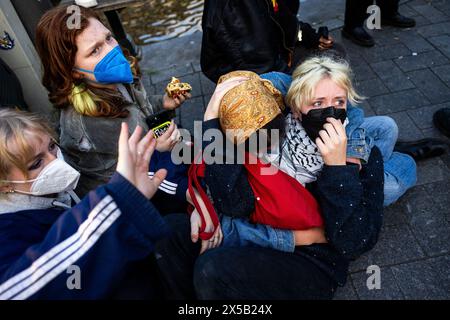 AMSTERDAM - Polizeibeamte versuchen, die Demonstranten auf dem Rokin zu stoppen. Am Morgen sind die von Demonstranten auf dem Binnengasthuis-Gelände der Universität Amsterdam (UVA) errichteten Barrikaden noch sichtbar. Die Eingänge zum Standort sind von mehreren Seiten blockiert, unter anderem mit Paletten und Fahrradständern. ANP RAMON VAN FLYMEN niederlande aus - belgien aus Stockfoto