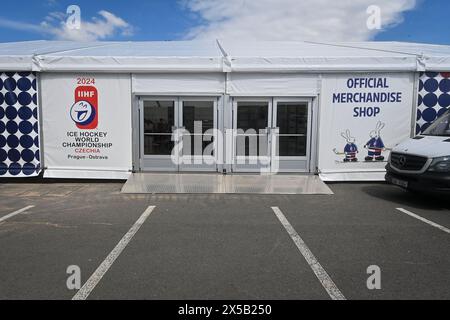 Ostrava, Tschechische Republik. Mai 2024. Souvenirshop in der Fanzone für die Eishockey-Weltmeisterschaft vor der Ostravar Arena in Ostrava, Tschechien, 8. Mai 2024. Quelle: Jaroslav Ozana/CTK Photo/Alamy Live News Stockfoto