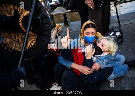 AMSTERDAM - Polizeibeamte versuchen, die Demonstranten auf dem Rokin zu stoppen. Am Morgen sind die von Demonstranten auf dem Binnengasthuis-Gelände der Universität Amsterdam (UVA) errichteten Barrikaden noch sichtbar. Die Eingänge zum Standort sind von mehreren Seiten blockiert, unter anderem mit Paletten und Fahrradständern. ANP RAMON VAN FLYMEN niederlande aus - belgien aus Stockfoto