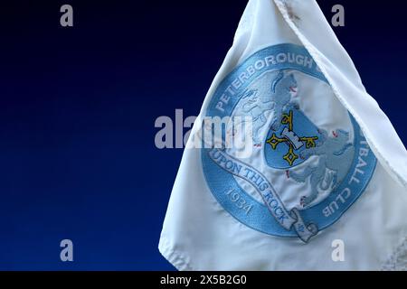 Mai 2024; Weston Homes Stadium, Peterborough, Cambridgeshire, England; League One Play Off Halbfinale, Second Leg Football, Peterborough United gegen Oxford United; Peterborough United Eckflagge Stockfoto