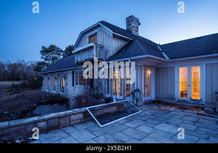 Ein großes verlassenes Haus, beleuchtet in der Abenddämmerung. Dieses Haus wurde seither abgerissen. Stockfoto