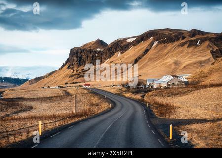 Wunderschöne Herbstlandschaft der lutherischen Kirche Reynisfjara mit der Straße zum Strand Reynisfjara in Vik, Island Stockfoto