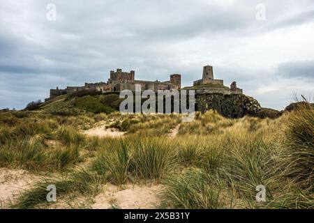 Regenwolken sammeln sich über dem historischen Bamburgh Castle. Stockfoto