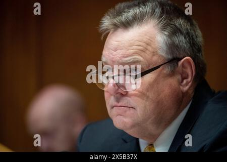 Washington, Vereinigte Staaten. Mai 2024. Der US-Senator Jon Tester (Demokrat von Montana) nimmt an einer Anhörung des Senate Appropriations - SubCommittee on Defense Teil, um die vorgeschlagenen Haushaltsvoranschläge und die Begründung für das Geschäftsjahr 2025 für das Verteidigungsministerium im Dirksen Senate Office Building in Washington, DC am Mittwoch, den 8. Mai 2024 zu prüfen. Quelle: Rod Lamkey/CNP/dpa/Alamy Live News Stockfoto