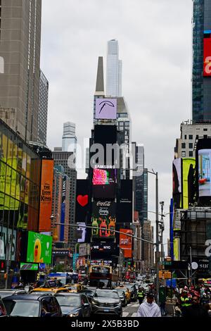 Blick auf die Dämmerung des Minskoff Theatre, 200 W 45th St, Times Square, New York City, USA Stockfoto