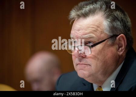 Washington, Vereinigte Staaten. Mai 2024. Der US-Senator Jon Tester (Demokrat von Montana) nimmt an einer Anhörung des Senate Appropriations - SubCommittee on Defense Teil, um die vorgeschlagenen Haushaltsvoranschläge und die Begründung für das Geschäftsjahr 2025 für das Verteidigungsministerium im Dirksen Senate Office Building in Washington, DC am Mittwoch, den 8. Mai 2024 zu prüfen. Quelle: Rod Lamkey/CNP/dpa/Alamy Live News Stockfoto