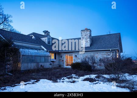 Ein großes verlassenes Haus, beleuchtet in der Abenddämmerung. Dieses Haus wurde seither abgerissen. Stockfoto