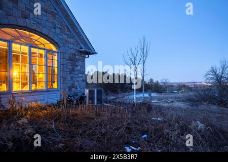 Ein großes verlassenes Haus, beleuchtet in der Abenddämmerung. Dieses Haus wurde seither abgerissen. Stockfoto