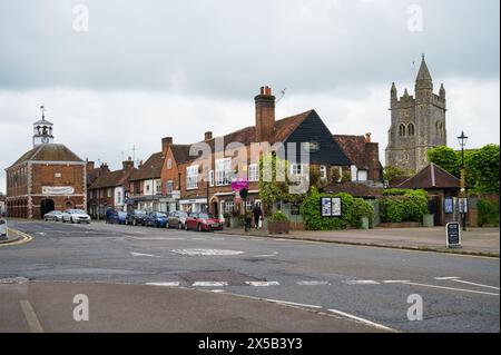 Blick über den Marktplatz in Richtung Markthalle, Geschäfte, Restaurants und Marienkirche. Old Amersham, Buckinghamshire, England, Großbritannien Stockfoto