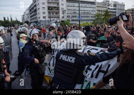Athen, Griechenland. 7. Mai 2024. Die Polizei drängt Demonstranten während einer pro-palästinensischen Demonstration gegen israelische Aktionen in Rafah zurück. Quelle: Dimitris Aspiotis/Alamy Stockfoto