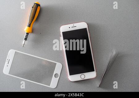 Smart Solution Technologiekonzept. Zugeschnittener Fotoersatz von Schutzfolie durch einen neuen. Man entfernt vorsichtig das alte Schutzglas aus dem Stockfoto