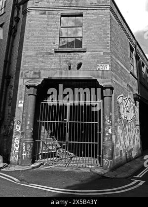 28-04-24 MANCHESTER. Ein Tor an der Bunsen Street im Ancoats-Viertel im Stadtzentrum von Manchester. Stockfoto