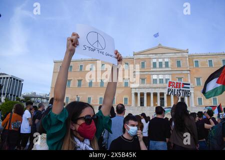 Athen, Griechenland. 7. Mai 2024. Während einer pro-palästinensischen Demonstration gegen israelische Aktionen in Rafah hält ein Demonstrant ein Plakat mit der Aufschrift „stoppt den Völkermord“. Quelle: Dimitris Aspiotis/Alamy Stockfoto