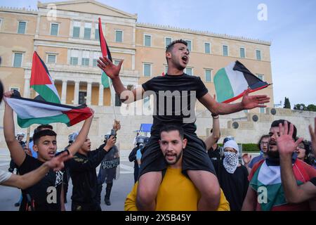 Athen, Griechenland. 7. Mai 2024. Ein Demonstrant auf den Schultern singt Slogans während einer pro-palästinensischen Demonstration gegen israelische Aktionen in Rafah. Quelle: Dimitris Aspiotis/Alamy Stockfoto