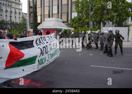 Athen, Griechenland. 7. Mai 2024. Demonstranten mit bannermarsch, die während einer pro-palästinensischen Demonstration gegen israelische Aktionen in Rafah Slogans auf die Polizei von Riot singen. Quelle: Dimitris Aspiotis/Alamy Stockfoto