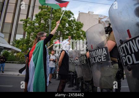 Athen, Griechenland. 7. Mai 2024. Während einer pro-palästinensischen Demonstration gegen israelische Aktionen in Rafah rufen Demonstranten Slogans gegen die Polizei von Riot. Quelle: Dimitris Aspiotis/Alamy Stockfoto