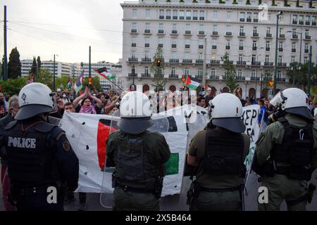Athen, Griechenland. 7. Mai 2024. Demonstranten mit Sprüchen gegen die Polizei von Riot während einer pro-palästinensischen Demonstration gegen israelische Aktionen in Rafah. Quelle: Dimitris Aspiotis/Alamy Stockfoto