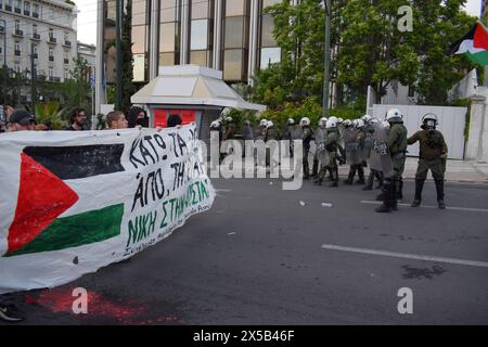Athen, Griechenland. 7. Mai 2024. Demonstranten mit bannermarsch, die während einer pro-palästinensischen Demonstration gegen israelische Aktionen in Rafah Slogans auf die Polizei von Riot singen. Quelle: Dimitris Aspiotis/Alamy Stockfoto