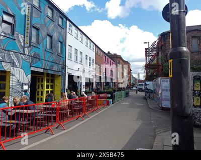 MANCHESTER. GEATER MANCHESTER. ENGLAND. 28.04.24. Thomas Street. Bars und Tische außerhalb des Gebäudes, um soziale Distanz zu ermöglichen. Stockfoto