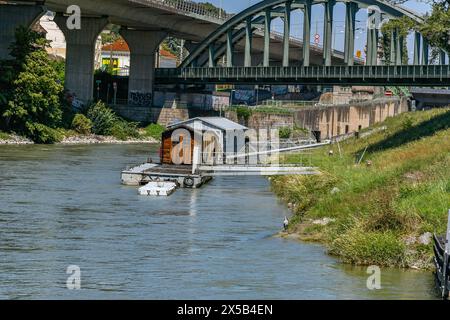 Brücke über die Donau, den zweitlängsten Fluss Europas, nach der Wolga Stockfoto