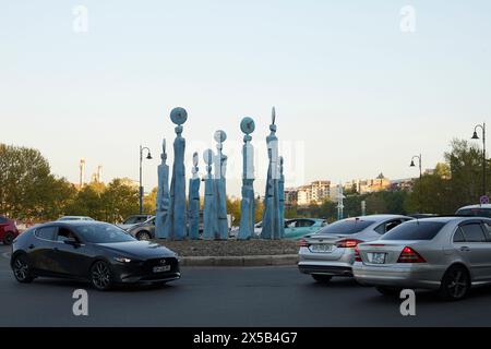 Tiflis, Georgien - 18. April 2024: Die neunstellige Uhren-Statue in der Nähe der Galaktion Tabidze-Brücke Stockfoto